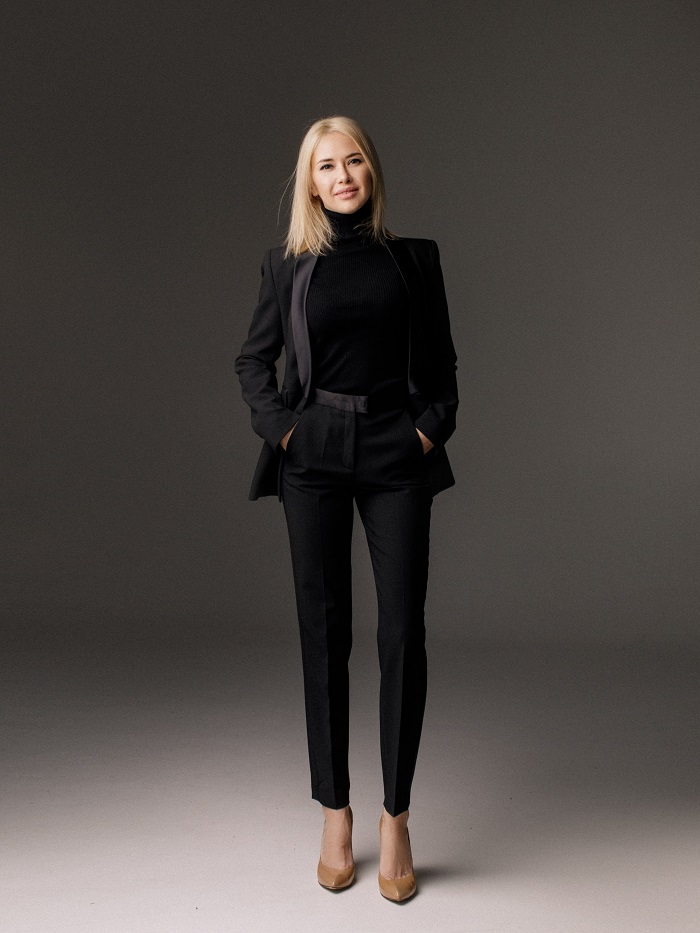 Woman wearing fashionable suit
